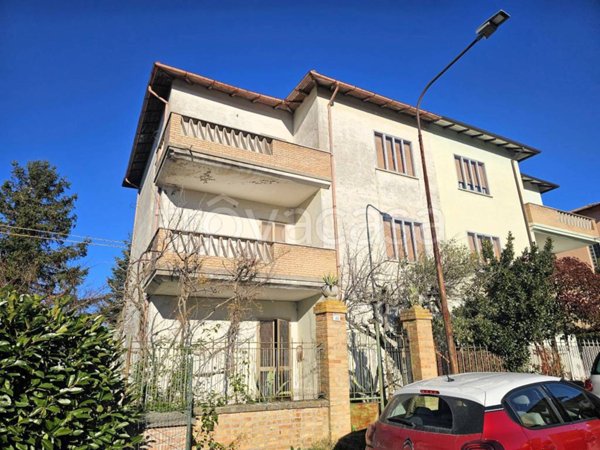 casa indipendente in vendita ad Urbino in zona Sasso