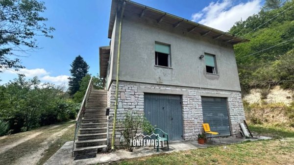 casa indipendente in vendita ad Urbino in zona Canavaccio