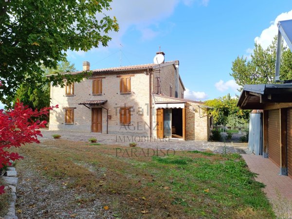 casa indipendente in vendita ad Urbino in zona Montesoffio