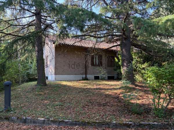 casa indipendente in vendita ad Urbino in zona Sasso