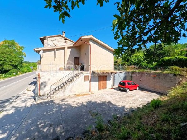 casa indipendente in vendita ad Urbino in zona Canavaccio