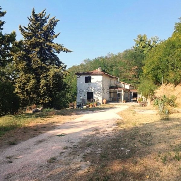 casa indipendente in vendita ad Urbino in zona Ca' Giacomo
