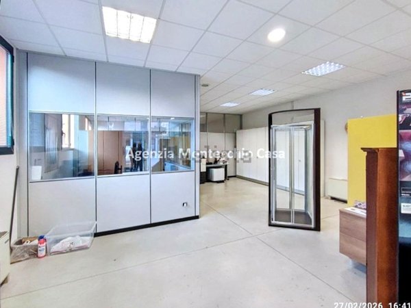 locale commerciale in vendita ad Urbino in zona Sasso