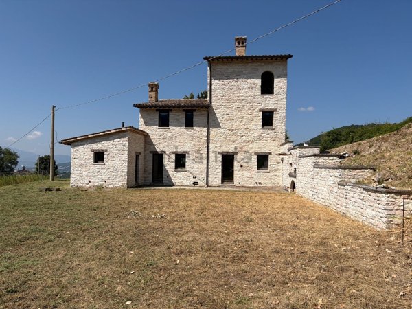 casa indipendente in vendita ad Urbino