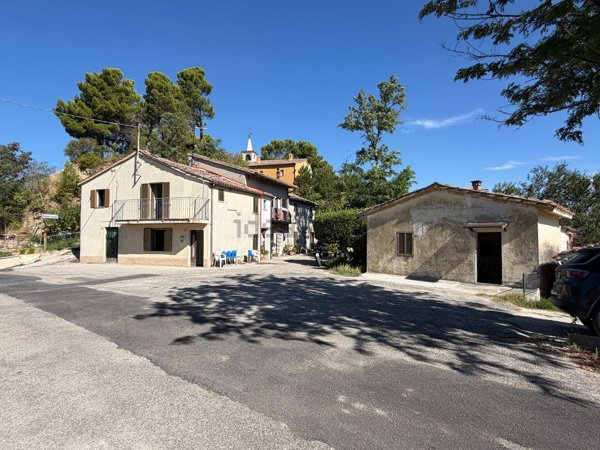 casa indipendente in vendita ad Urbino in zona Monte Calende