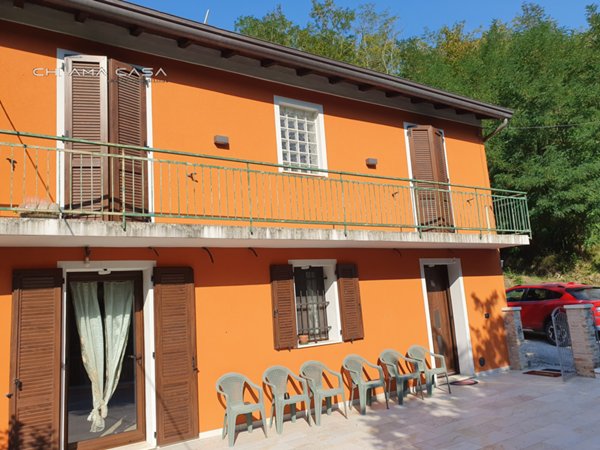 casa indipendente in vendita ad Urbino in zona Trasanni