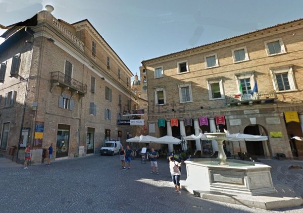 locale commerciale in vendita ad Urbino in zona Centro CittÃ 