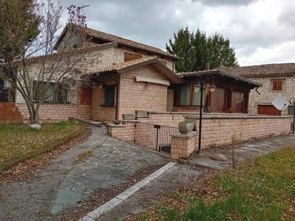 casa indipendente in vendita ad Urbino in zona Canavaccio