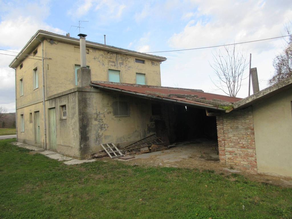casa indipendente in vendita a Vallefoglia in zona Montecchio