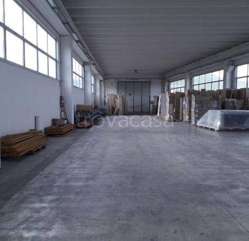locale commerciale in vendita a Vallefoglia