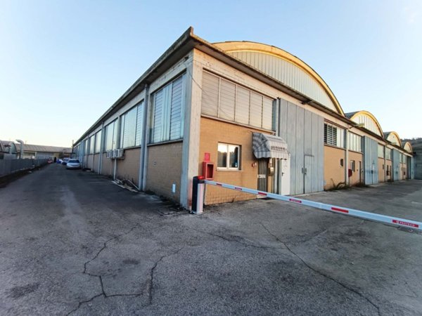 locale commerciale in vendita a Vallefoglia in zona Talacchio