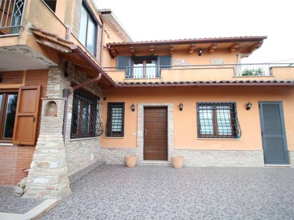 casa indipendente in vendita a Vallefoglia in zona Montecchio