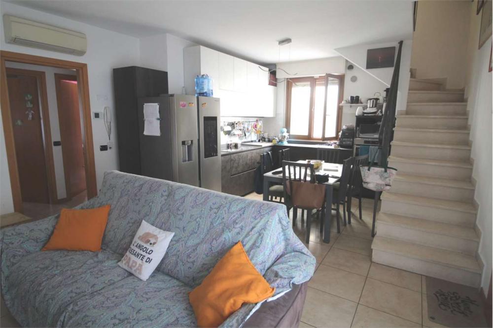 appartamento in vendita a Vallefoglia in zona Montecchio