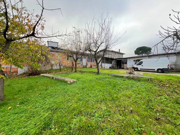 locale commerciale in vendita a Vallefoglia