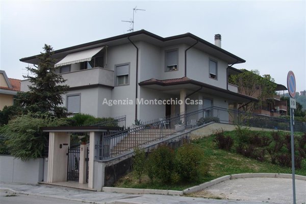 casa indipendente in vendita a Vallefoglia in zona Montecchio