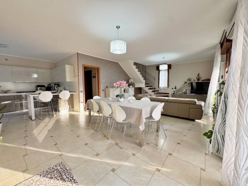 casa indipendente in vendita a Vallefoglia in zona Morciola