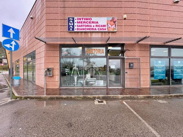 negozio in vendita a Vallefoglia