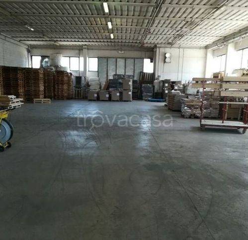 locale commerciale in vendita a Vallefoglia in zona Montecchio