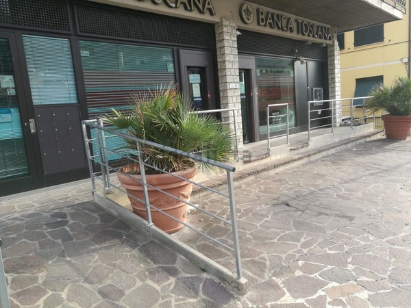 locale commerciale in vendita a Vallefoglia