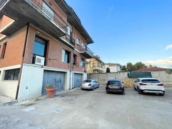 negozio in vendita a Vallefoglia in zona Montecchio