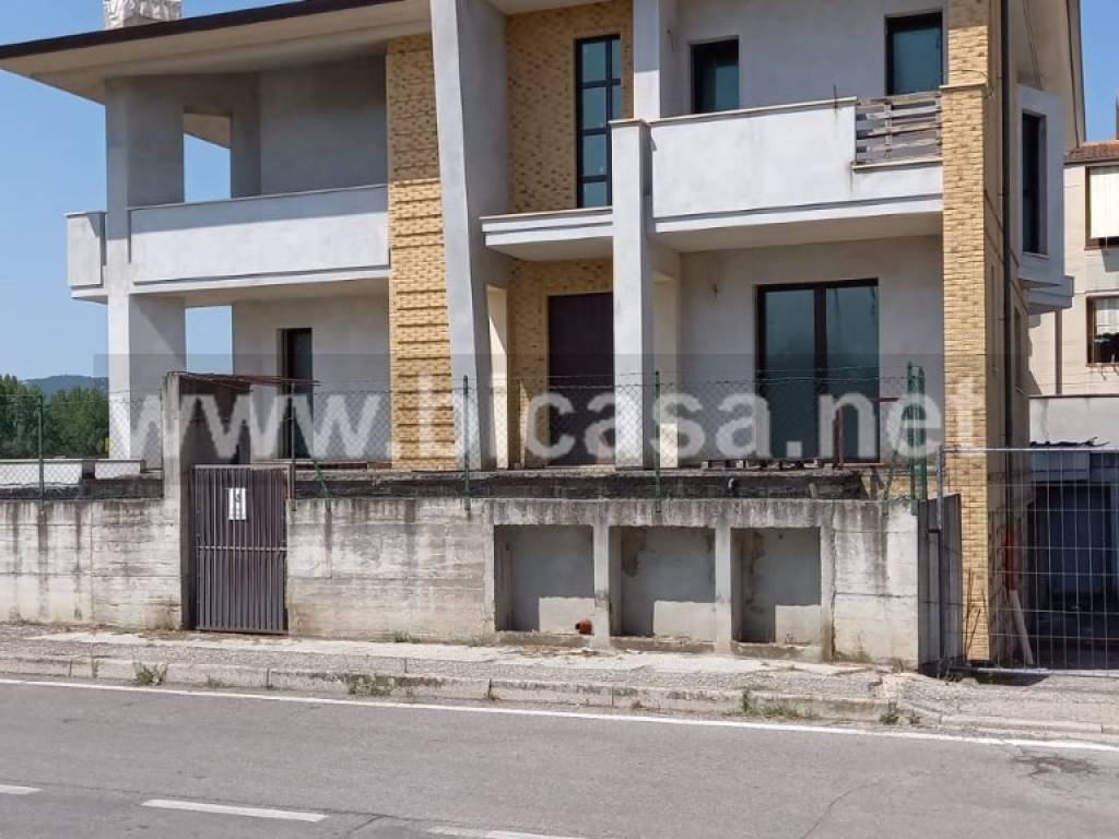 casa indipendente in vendita a Vallefoglia in zona Montecchio