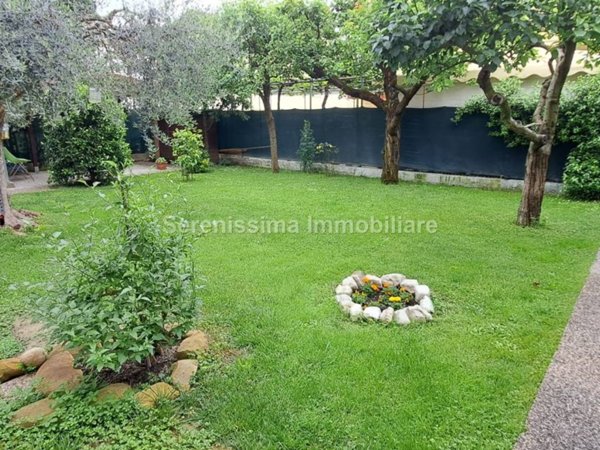 casa indipendente in vendita a Vallefoglia in zona Montecchio