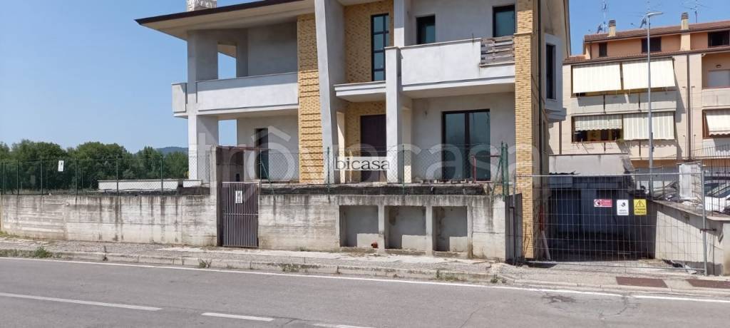 casa indipendente in vendita a Vallefoglia in zona Montecchio