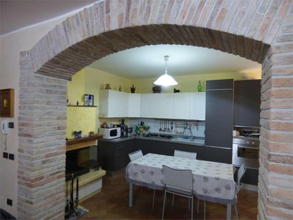 esavano in vendita a Vallefoglia in zona Montecchio