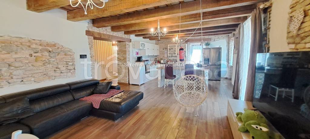 casa indipendente in vendita a Vallefoglia in zona Montecchio