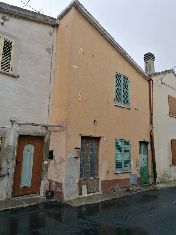 casa semindipendente a Colli al Metauro in zona Montemaggiore al Metauro