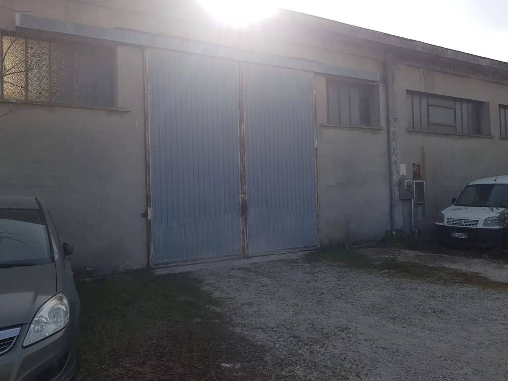 locale commerciale in vendita a Colli al Metauro