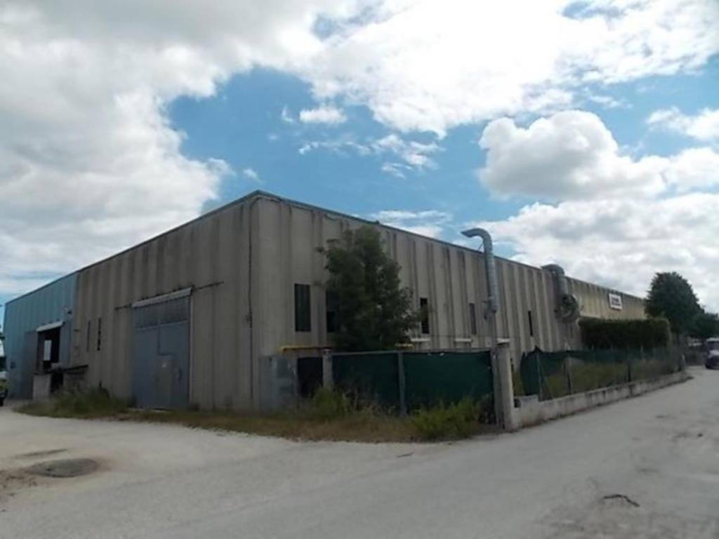 locale commerciale in vendita a Colli al Metauro in zona Saltara