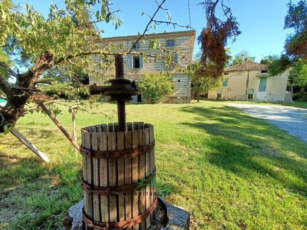 negozio in vendita a Colli al Metauro in zona Montemaggiore al Metauro