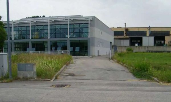 locale di sgombero in vendita a Terre Roveresche in zona Cerbara