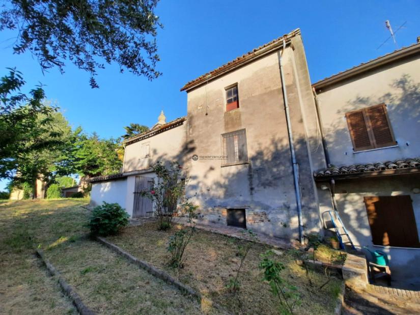 pentavano in vendita a Terre Roveresche in zona San Giorgio di Pesaro