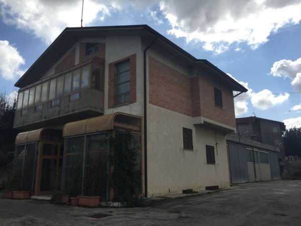 locale commerciale in vendita a Terre Roveresche