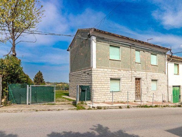 casa indipendente in vendita a Terre Roveresche in zona San Giorgio di Pesaro