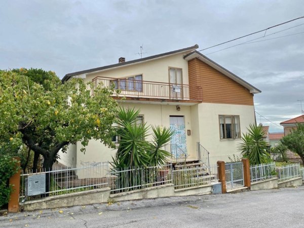 casa indipendente in vendita a Terre Roveresche in zona San Giorgio di Pesaro