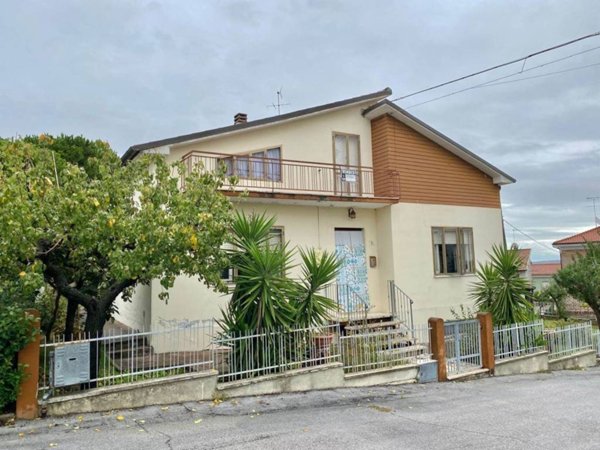 casa indipendente in vendita a Terre Roveresche in zona San Giorgio di Pesaro