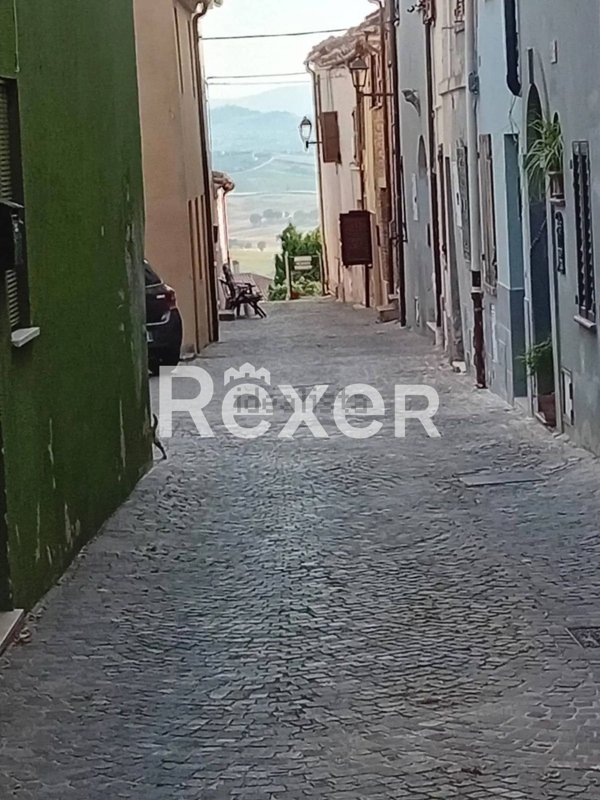 esavano in vendita a Terre Roveresche