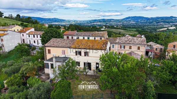 esavano in vendita a Terre Roveresche in zona Vergineto