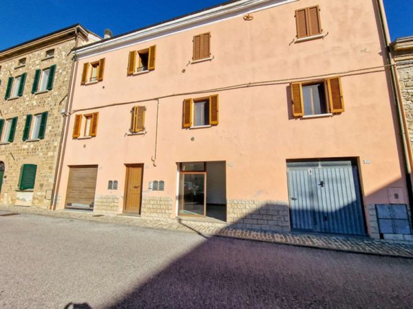 negozio in vendita a Sassocorvaro Auditore in zona Mercatale