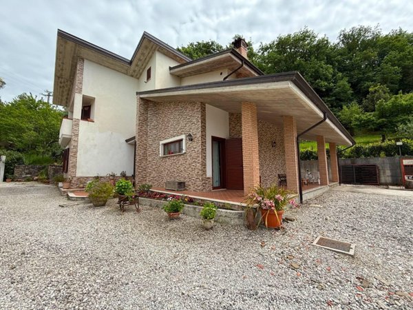 casa indipendente in vendita a Sassocorvaro Auditore in zona Castelnuovo