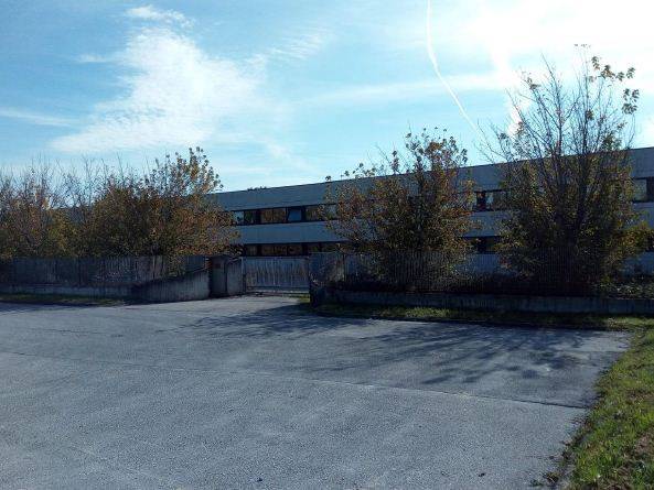 locale commerciale in vendita ad Agugliano in zona la Chiusa