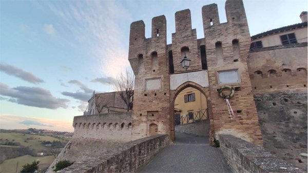 appartamento in vendita ad Agugliano in zona Castel d'Emilio