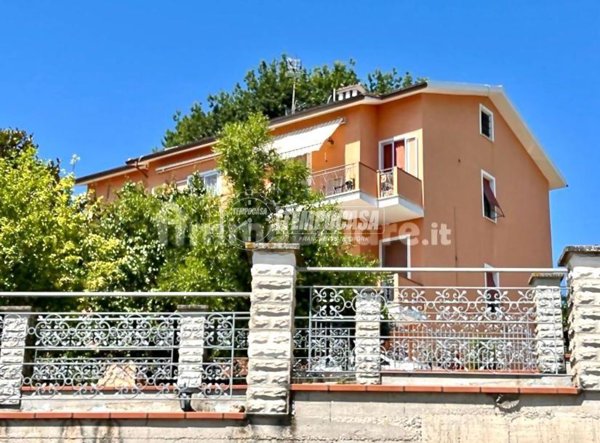 appartamento in vendita ad Agugliano in zona Castel d'Emilio
