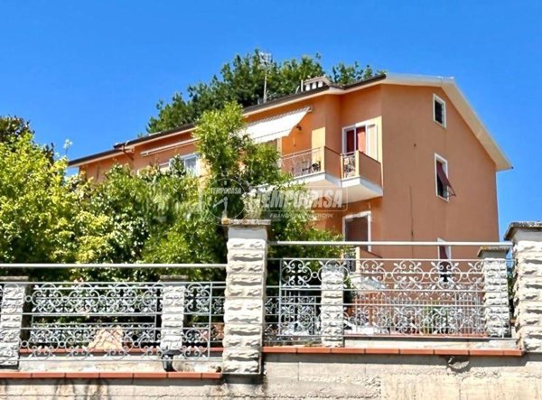 appartamento in vendita ad Agugliano in zona Castel d'Emilio