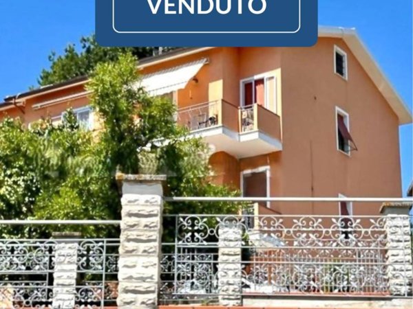 appartamento in vendita ad Agugliano in zona Castel d'Emilio