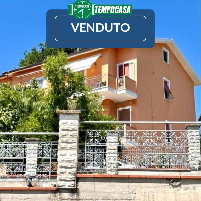 appartamento in vendita ad Agugliano in zona Castel d'Emilio