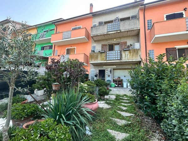 casa indipendente in vendita ad Agugliano in zona Castel d'Emilio